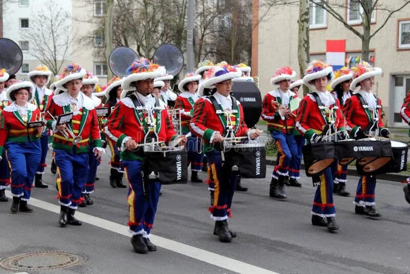 Have street parades. Парад музыкантов в Германии. Стрит парад. Музыканты на карнавале. Картинки уличные парады.