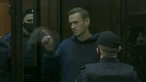 Навальный рисует сердечко для жены Юлии, после оглашения приговора.