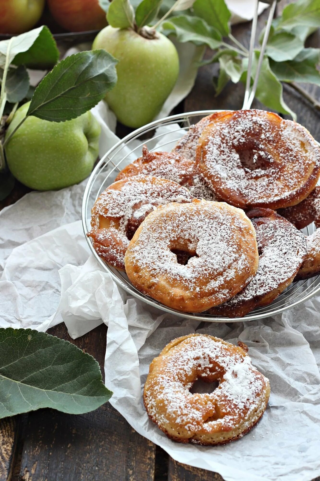 Ела вкусные яблоки. Блюда из яблок. Десерт из яблок. Пончик "яблоко с корицей". Яблочные сладости.