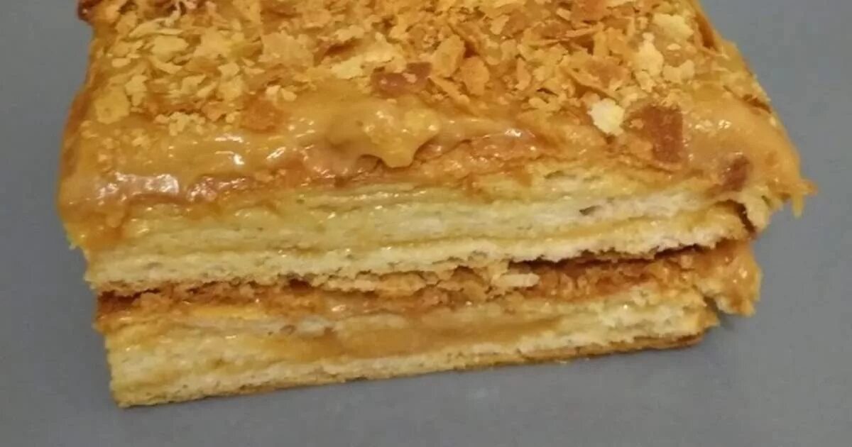 карамельный наполеон. слоеный торт. слоеное пирожное со сгущенкой. слоеный торт с вареной сгущенкой. степка растрепка с заварным кремом.
