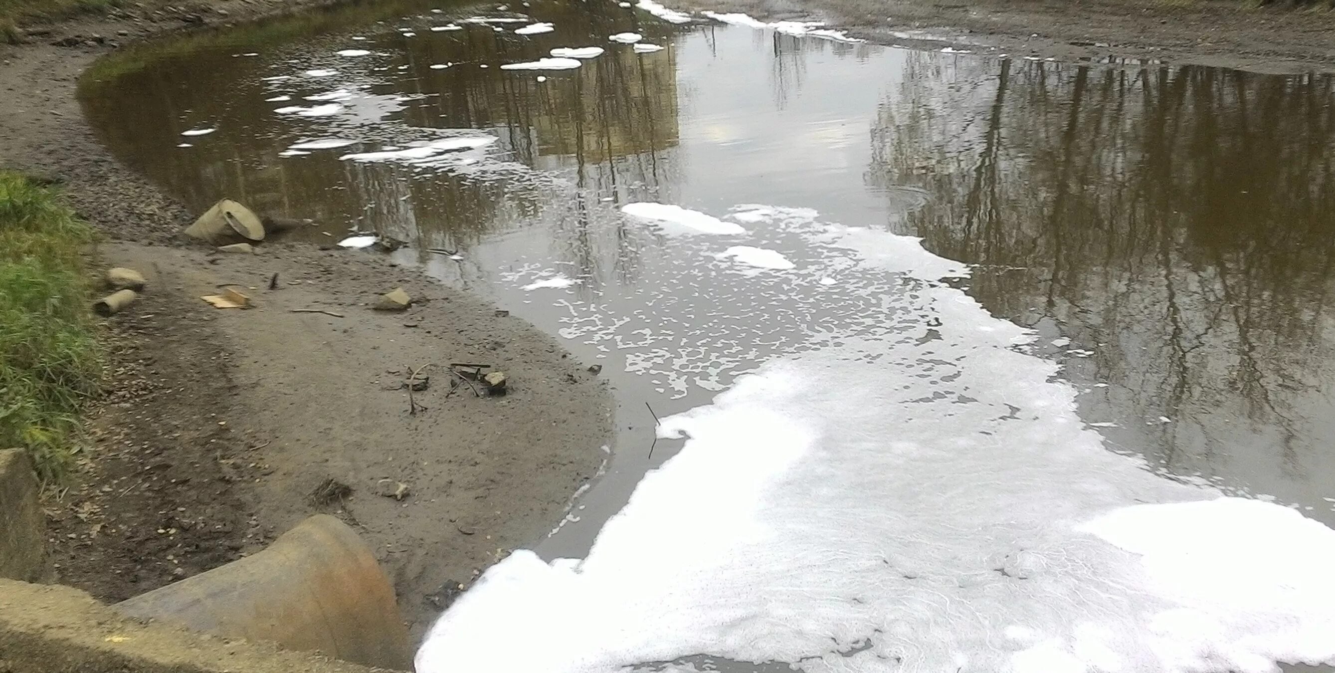 Жкх родники. Загрязнение реки Кировской области. Выброс сточных вод в реку. Пав в сточных Водах. Загрязнение воды моющими средствами.