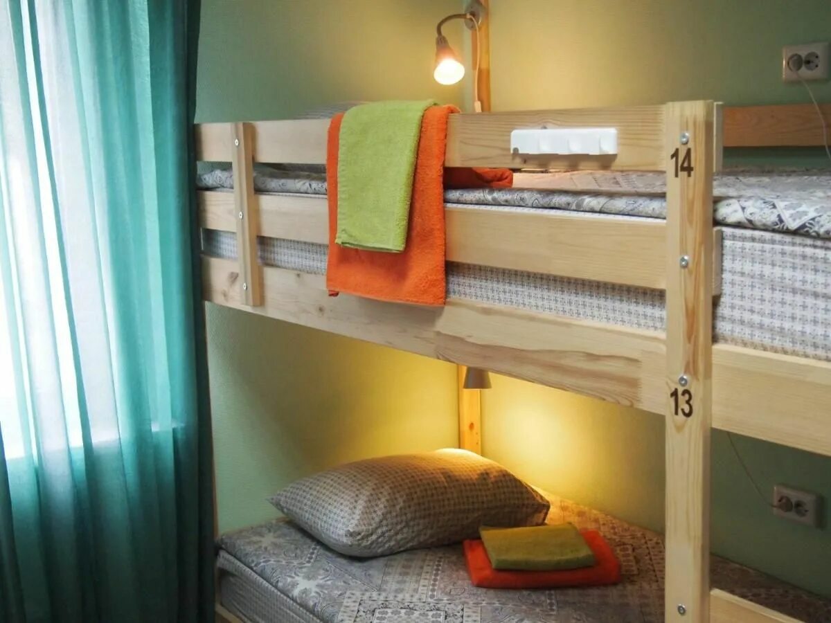 Общежитии в перми недорого. Hostel kashemir Пермь. Кашемир хостел Пермь. Кровать двухъярусная хостел. Кровати в хостеле односпальные.