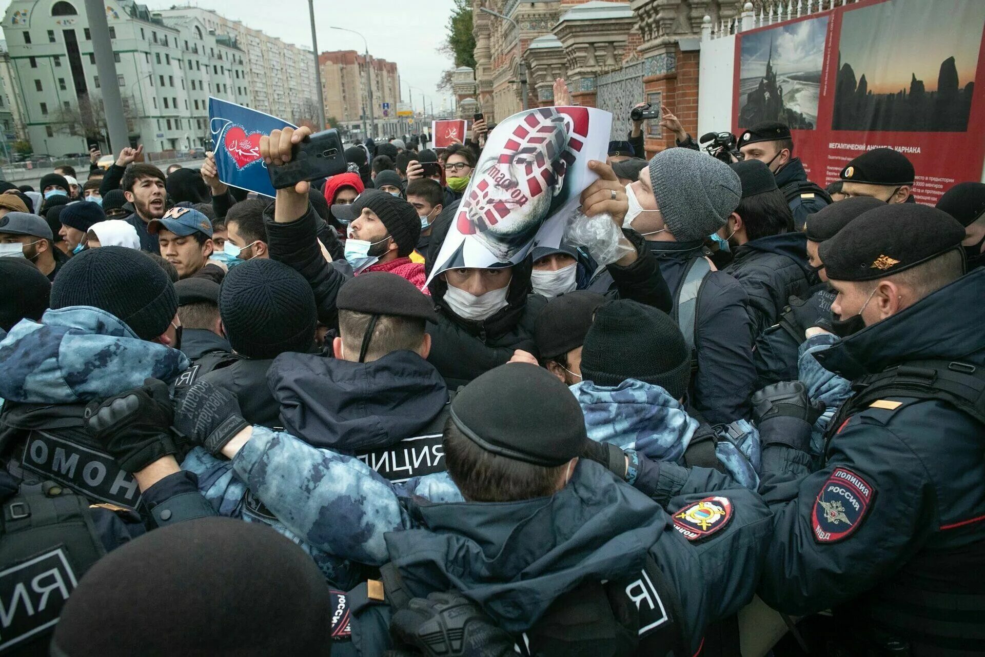 Митинг мусульман. Задержания у посольства Франции в Москве. Митинг у посольства Франции в Москве. Посольство Франции в Москве полиция. Мусульмане у посольства Франции в Москве.