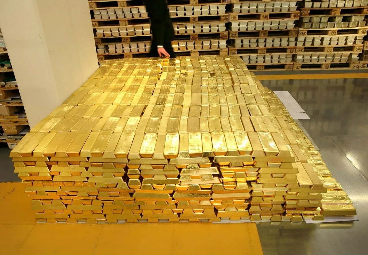 Сумму около 1 млрд. Форт-Нокс золотохранилище. Форт Нокс золотой запас. Слиток золота. Паллета с деньгами.