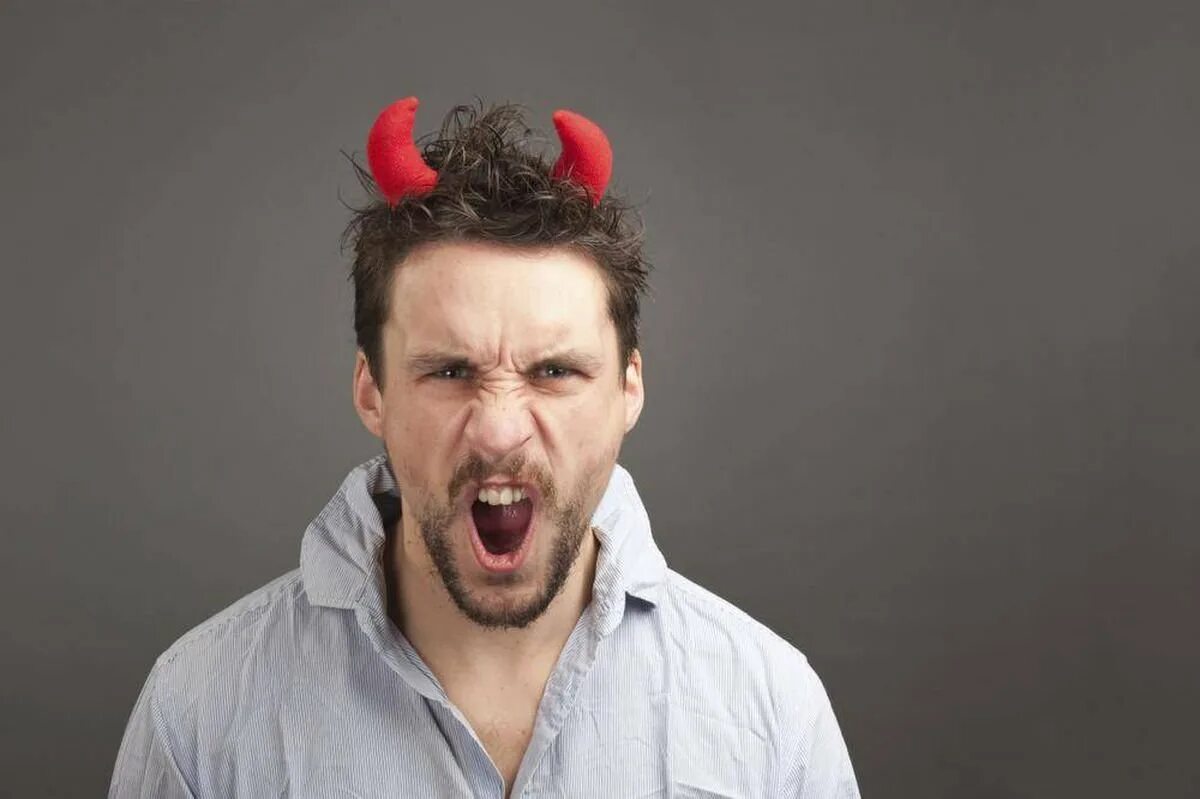 Гнев злость. Мужчина кричит. Агрессивный человек. Сердитый мужчина. Орущий человек.