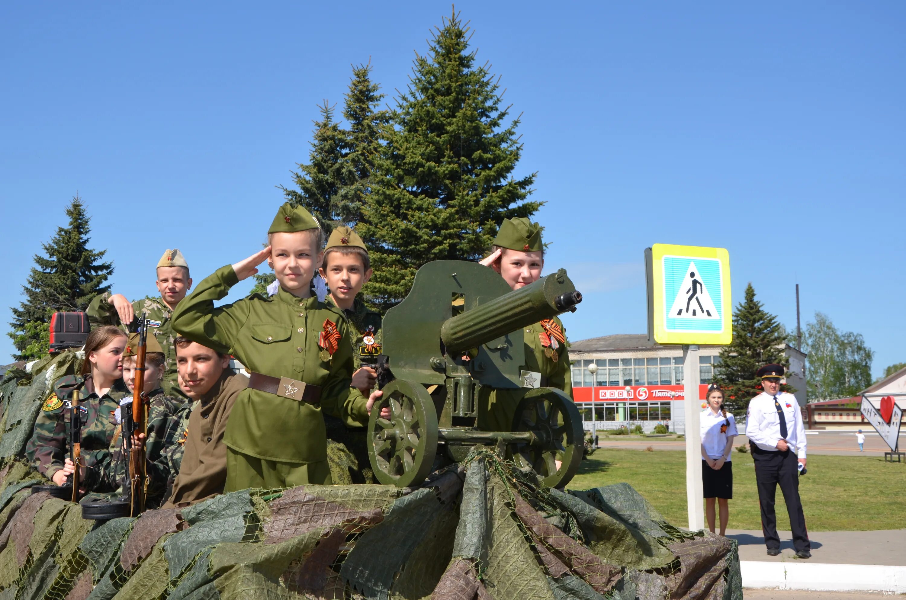 Поселок клетня брянская область. Танк в Клетне. Партизаны поселка Клетня. Клетня Брянская область. Поселок Клетня.