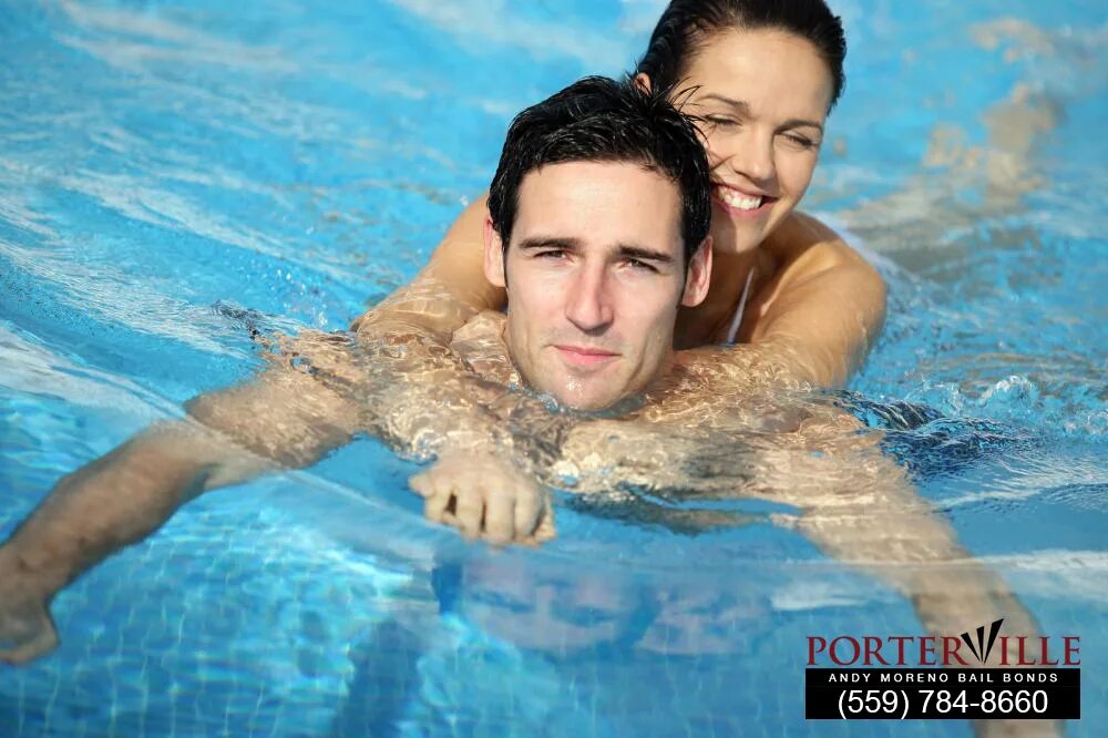 Мужчина и женщина в воной. Мужчина и женщина под душем. Романтический в ванной. Купаются вместе мужчины и женщины. Парочка в ванной.