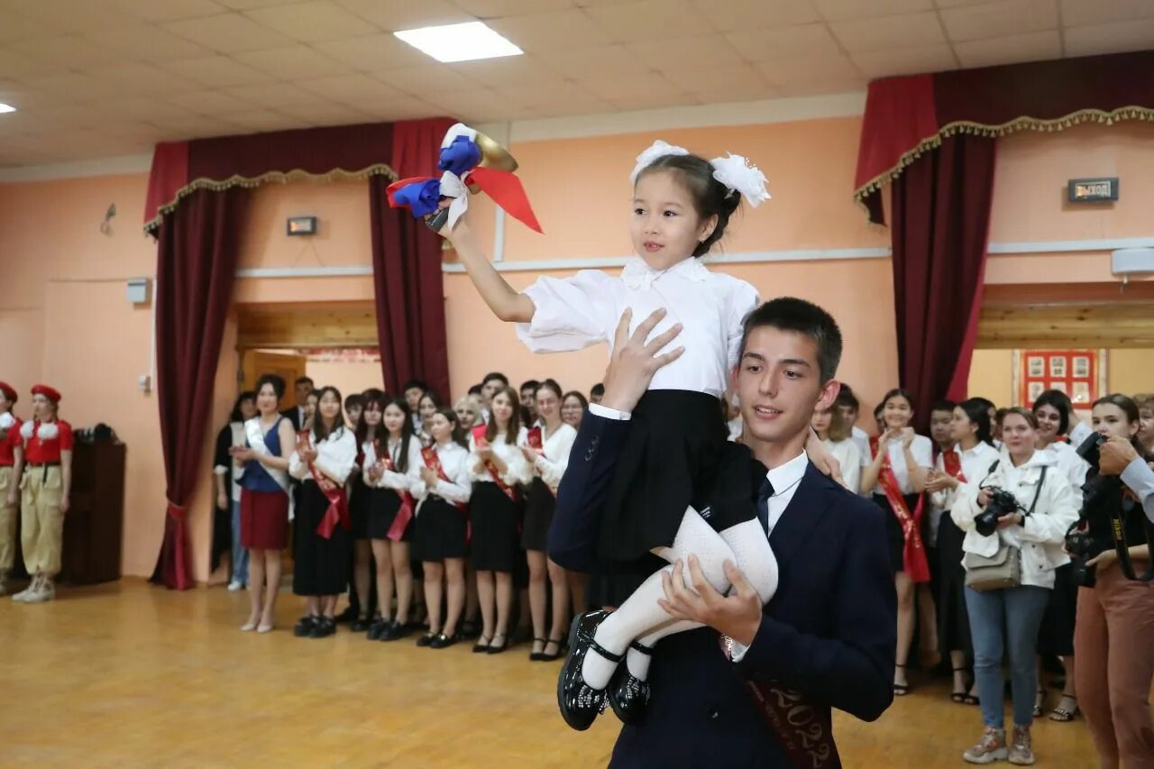 Последний звонок в 4 классе школы. Школа 27 Астрахань. Выпускной 4 класс. Последний звонок 1 класс. Выпускные 4 классы в школе 2022.