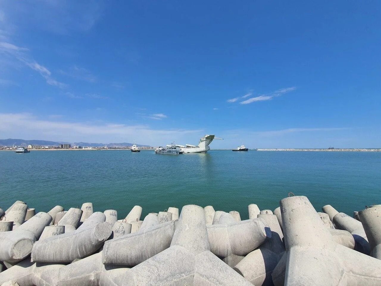 Каспийск парк на набережной. Каспийское море дербент набережная. Городская набережная в каспийске. Лунь экраноплан в дербенте. Городской парк каспийск.