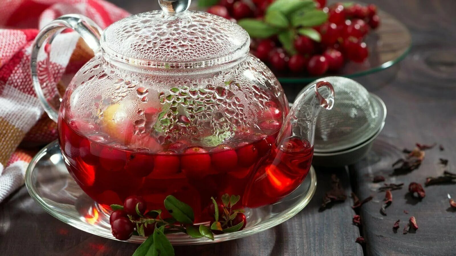 Морс клюквенно-брусничный. Клюквенный чай. Морс из клюквы и брусники. Брусничный чай из ягод. Морс барбарисовый.