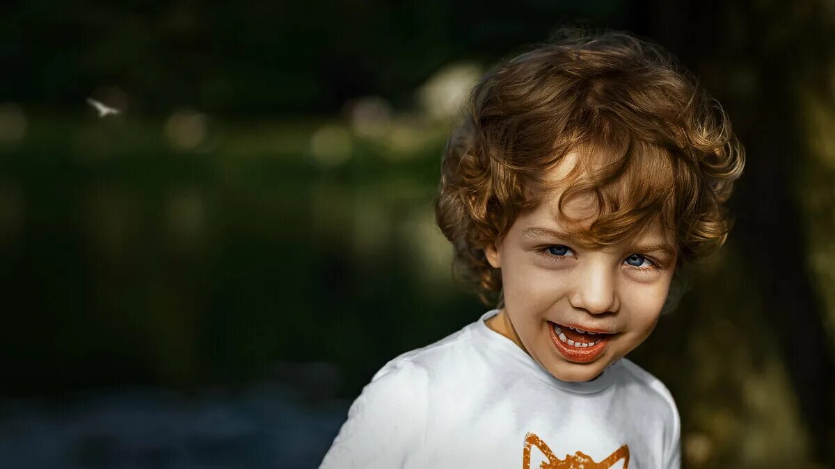 я лягу на землю закрою глаза. грустное детское лицо. ребенок улыбается. ребенок улыбается картинка с затемнением. улыбки детей фотовыставка задачи.