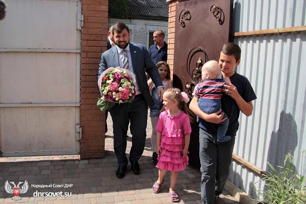 Родители пушилина. Пушилин семья. Дети пушилина. Дети наше все. Семья дениса пушилина.
