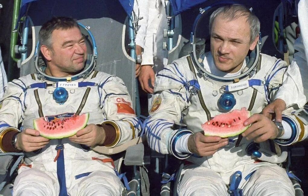 Первый космический полет ссср. Джанибеков салют 7. Космонавты Джанибеков и Савиных.