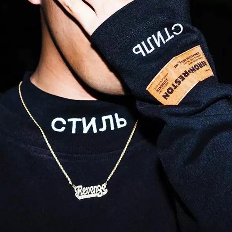 Бадлон palm angels. Футболка с надписью на вороте. Футболка с надписью на шее мужские. Футболка с надписью на шее. Футболка с надписью стиль на воротнике.