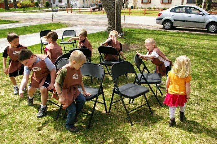 Игра где стулья. Musical Chairs игра. Игра стулья для детей. Игры на стульях в детском саду. Дети бегают вокруг стульев.