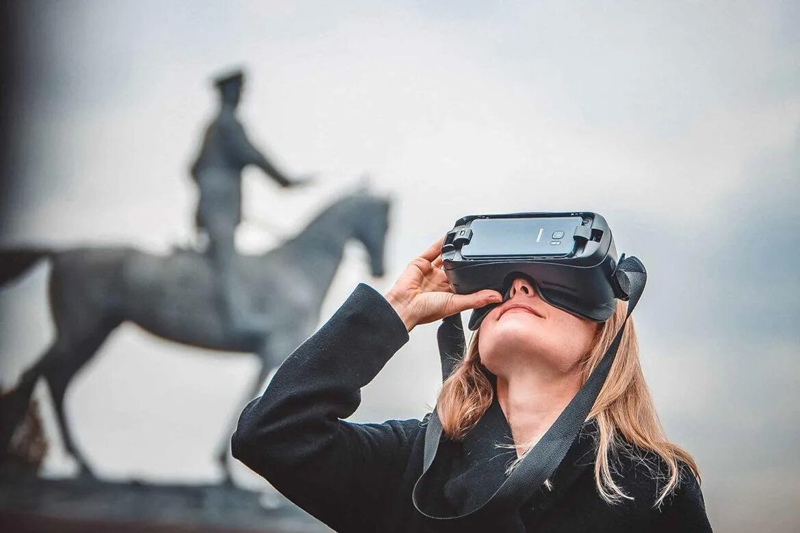 Blonde vr. Очки виртуальной реальности. Экскурсия с VR очками. Путешествия в очках виртуальной реальности. Виртуальные очки путешествие.