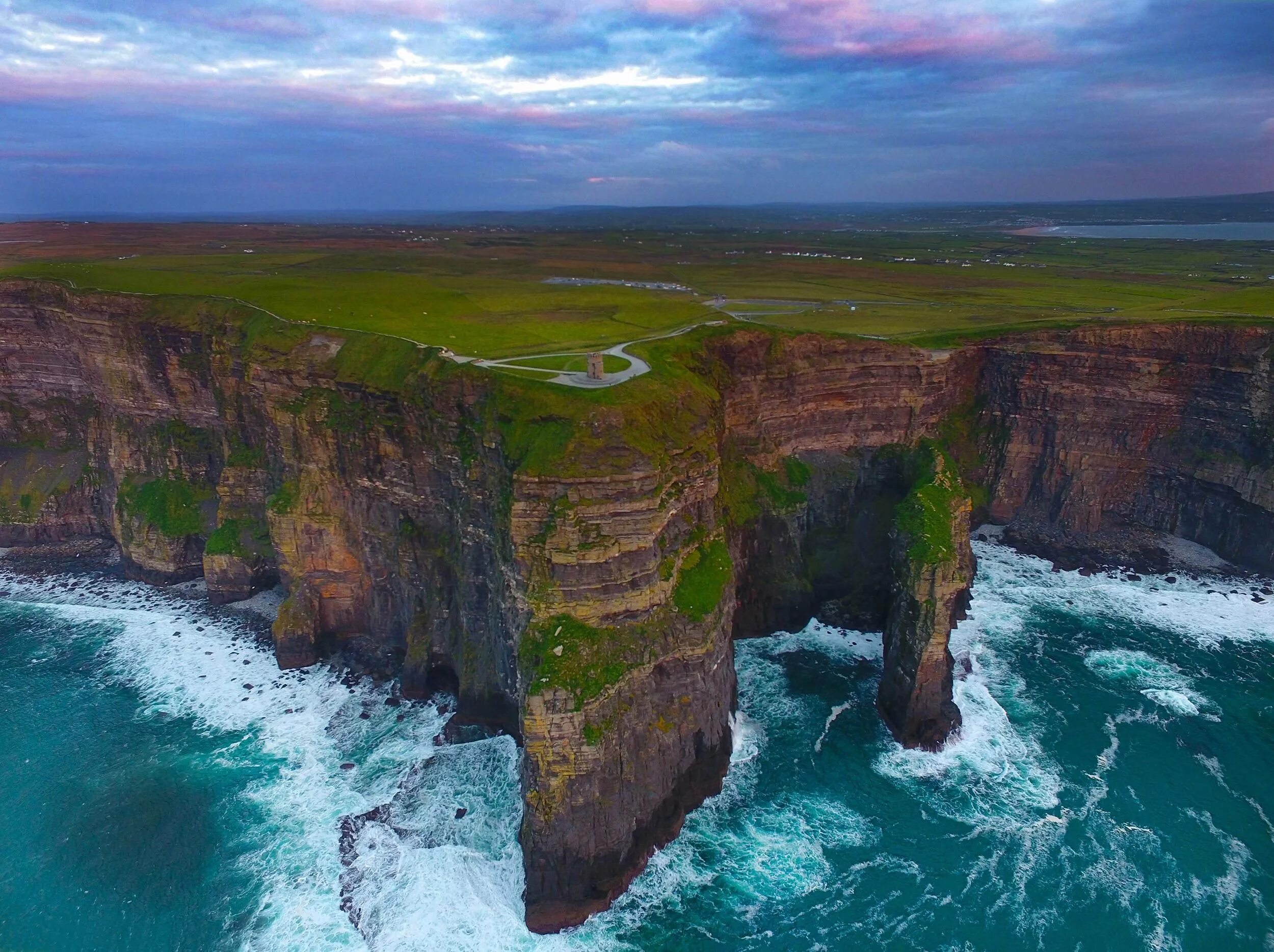 Клиф какого. Утёсы мохер Ирландия. Скалы мохер Ирландия. Cliffs of Moher Ирландия. Ирландия клифы мохер.