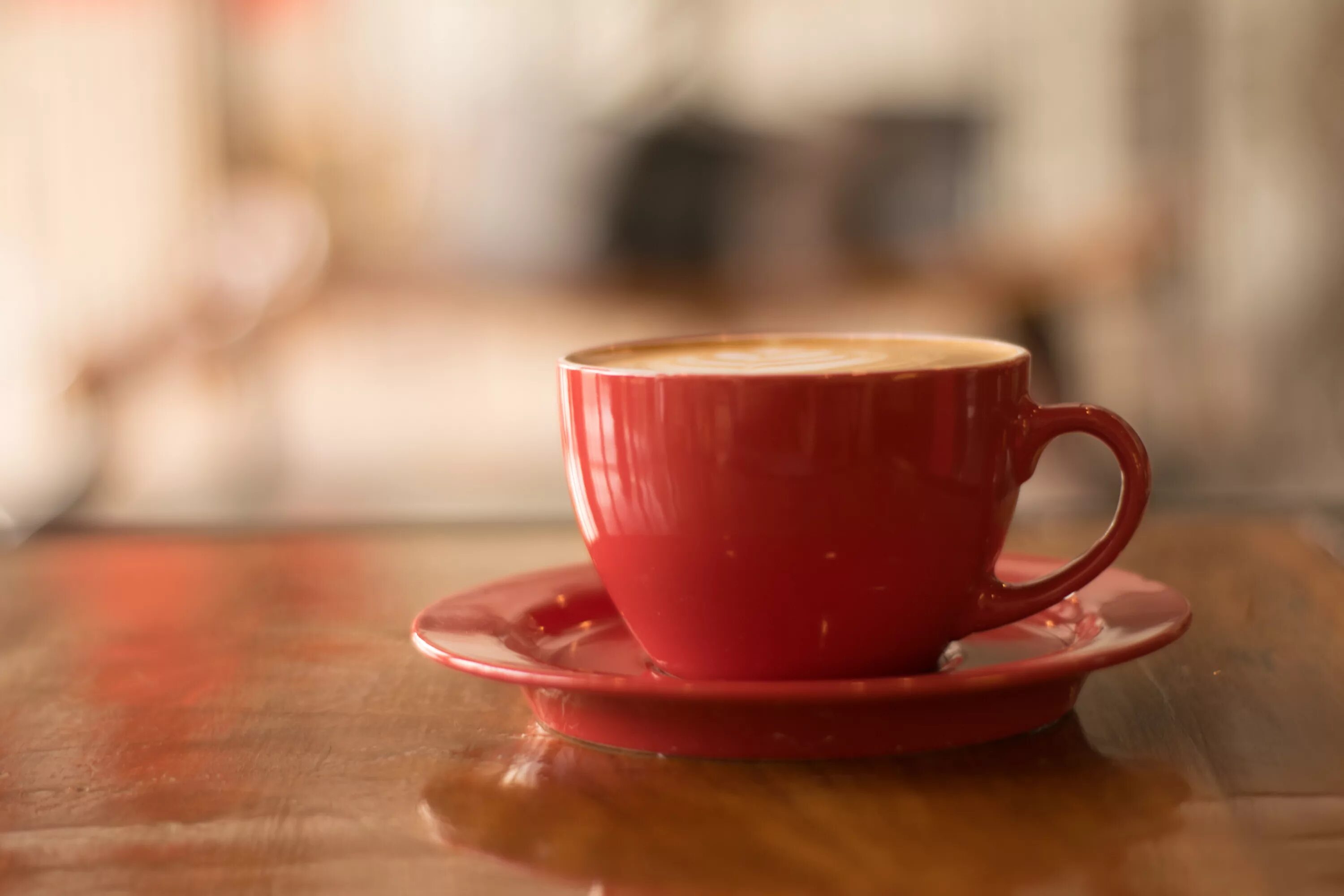 Почему стоит чашка. Чашка кофе. Красивые кофейные чашки. Чашка кофе на столе. Красная кофейная чашка.