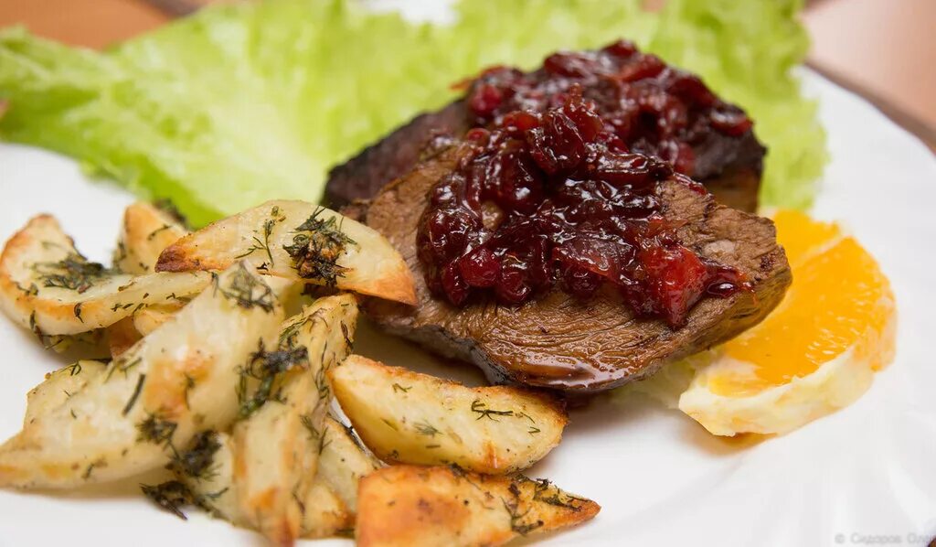 оленина в собственном соку. изысканные блюда из оленины. оленина с овощами. рецепты из оленины. оленина приготовленная.