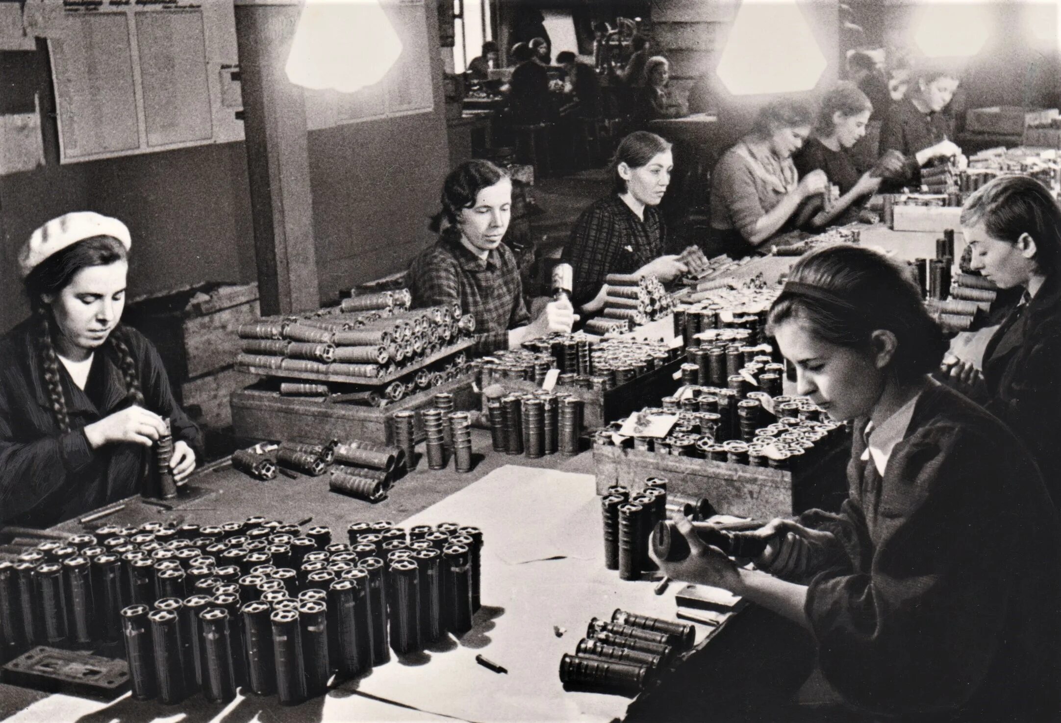 Ленинград тыл. Самарские фабрики и заводы в 1941-1945. заводы блокадного ленинграда. оборонные заводы тыла в годы войны 1941-1945. фабрики и заводы ленинграда в блокаду.