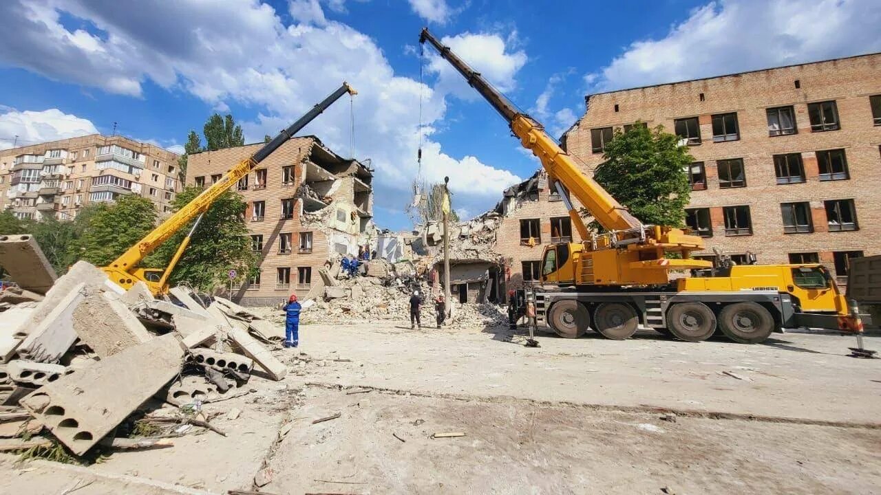 Попадание ракеты в жилой дом в Кривом Роге. Подорвано здание в Кривом Роге. Фото разрушенного дома в Кривом Роге. Обстрел кривого рога