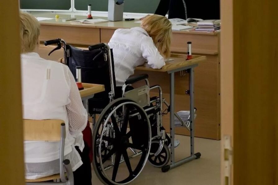 Инвалиды сдают экзамены. Дети инвалиды в школе. Образование инвалидов. Школа для инвалидов. Дети инвалиды в больнице.
