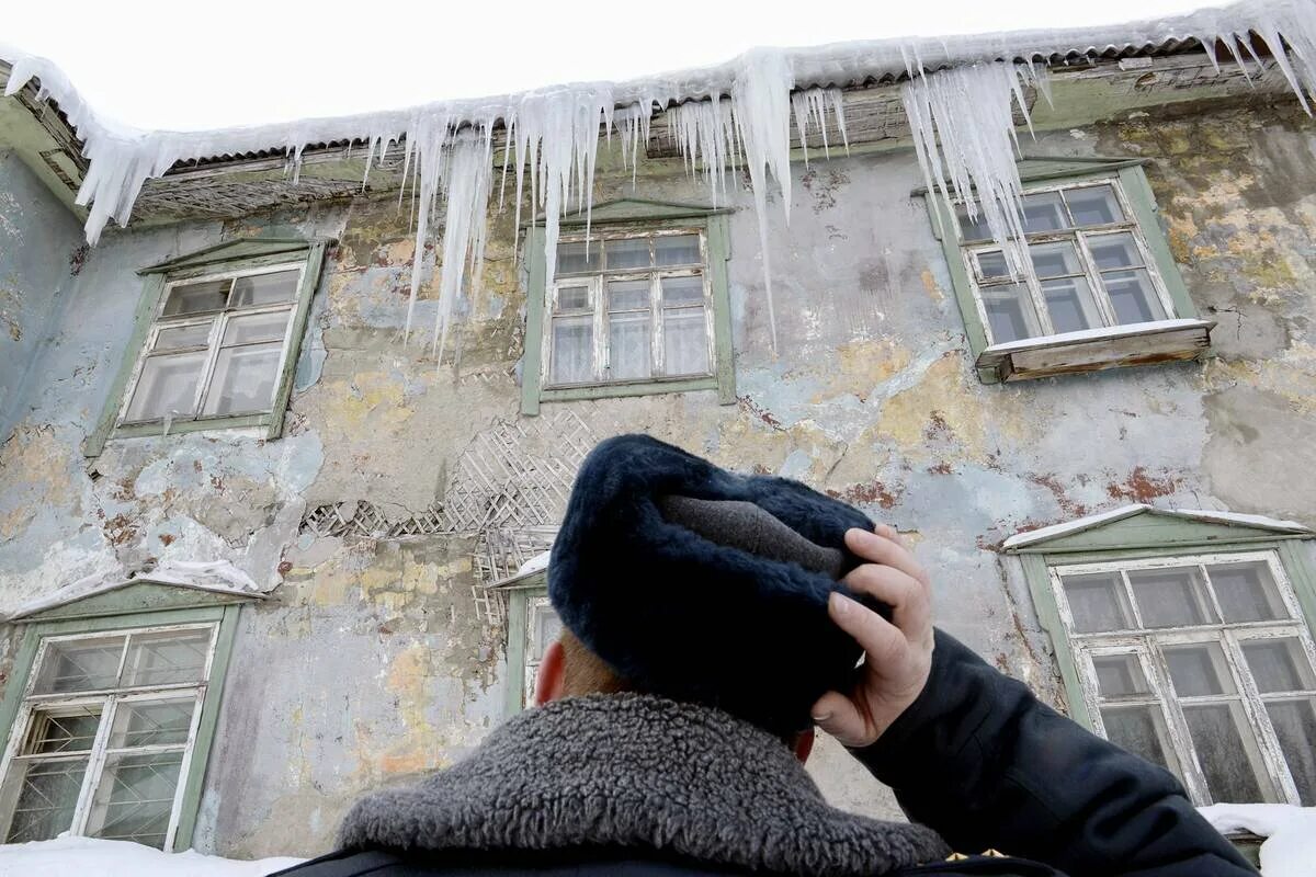 С крыш падает вода. Падение сосулек. Сосульки падают с крыш. Сосульки на крыше. Падение сосулек на людей.