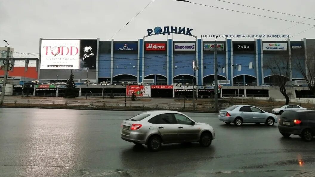 Тк родник. ТЦ Родник Челябинск. ТРЦ Родник в Челябинске. Челябинск ТРК Родник парковка. ТРК Родник Южная парковка.