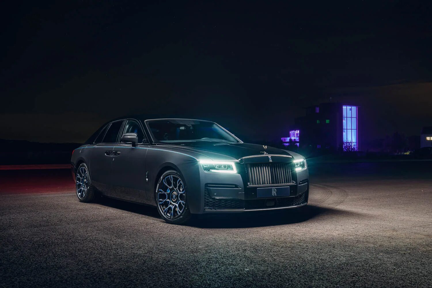 Черный ролс ройс песни. Rolls Royce Ghost Black badge 2021. Rolls Royce Ghost 2022 Black. Роллс Ройс Ghost 2022. Роллс Ройс Ghost Black badge.