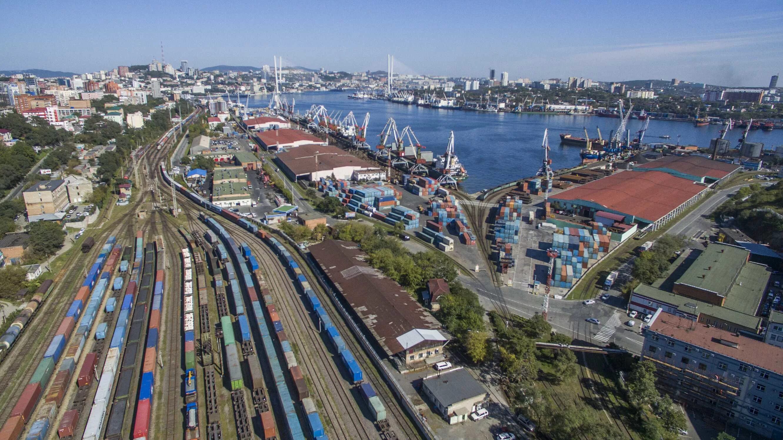 Vladivostok port. ВМТП Владивосток. Торговый порт Владивосток. Контейнерный порт Владивосток. ЖД станция ВМТП.