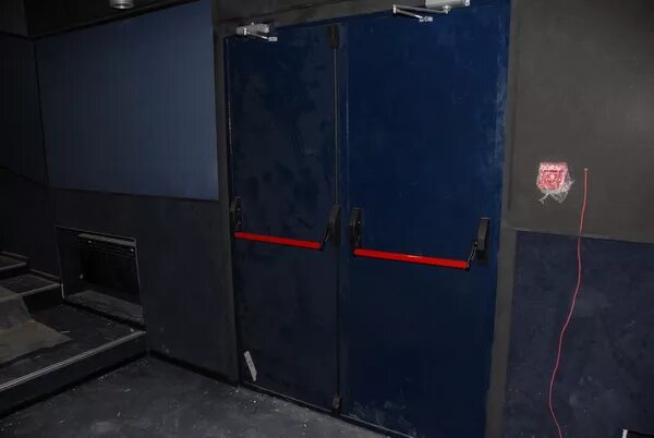 Противопожарные двери кинотеатр. Кинотеатр мираж синема европолис. Двери в кинозал. Двери в домашний кинотеатр. Входные двери в кинозал.