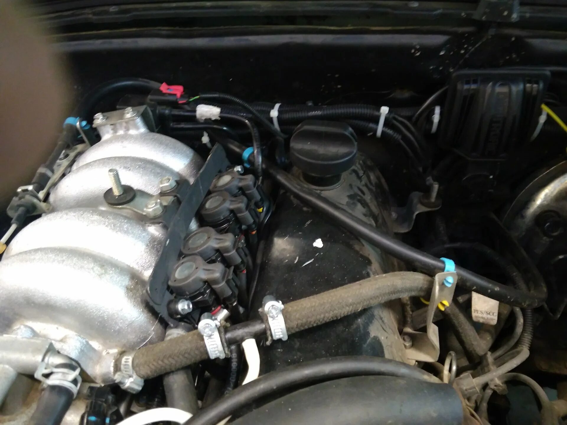 Инжектор 21214. Акб нива 21213. Подкапотное ваз 21214. Мотор 21213 инжектор. Гбо 21214.