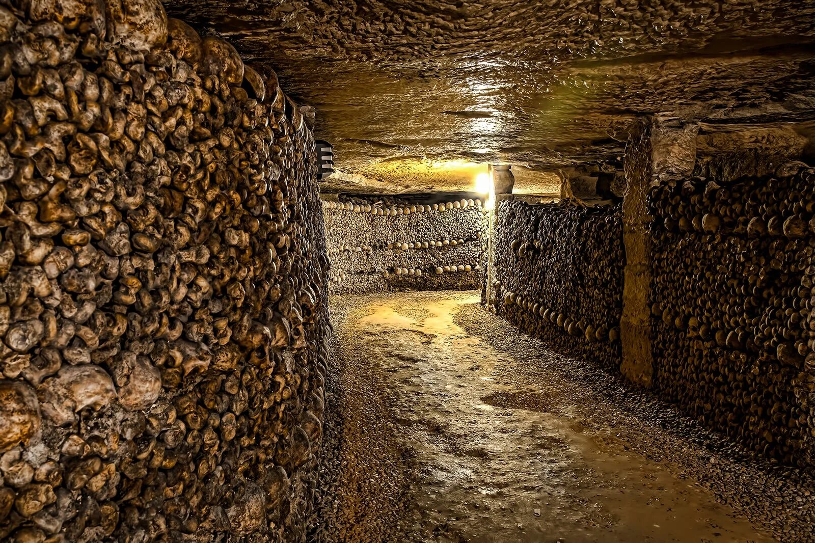 The catacombs of solaris revisited. Катакомбы Парижа (Catacombs of Paris), Франция. Оссуарий Париж катакомбы. Кости в катакомбах Парижа. Подземные катакомбы Парижа.