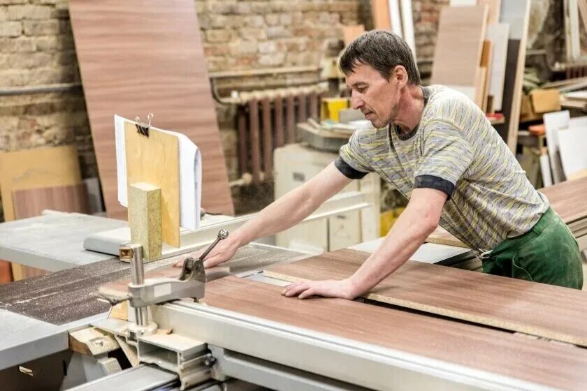 Распил лдсп цех. Festool погружная пила ts 55. Оператор-станочник деревообрабатывающего оборудования. Работа распиловщик вакансии. Распиловка лдсп.
