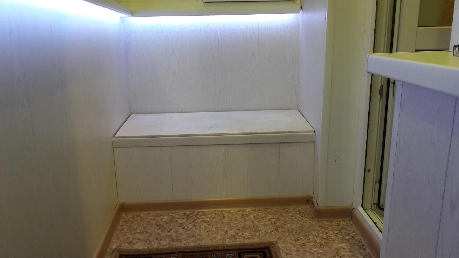 Короб на балкон. Короб на балконе для хранения. Ящик на балкон для хранения. Шкаф на балкон с сиденьем. Тумба на балкон с сиденьем.