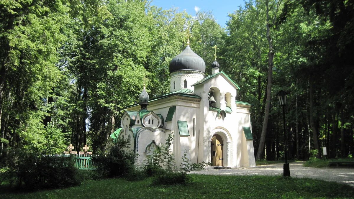 Церковь на территории усадьбы. Церковь Спаса Нерукотворного в Абрамцево. Абрамцево Церковь Васнецова. Спас Нерукотворный в Абрамцево. Музей усадьба Абрамцево Церковь.