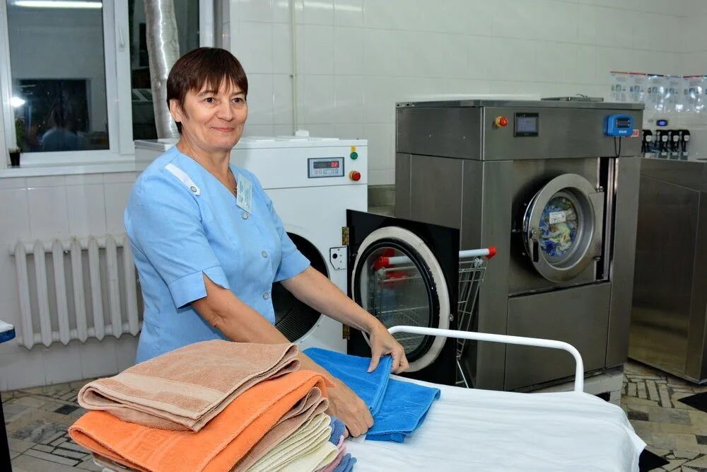 Пкг оператор стиральных машин. Работница прачечной. Работа оператора стиральных машин. Оператор прачечной. Оператор стиральных машин.