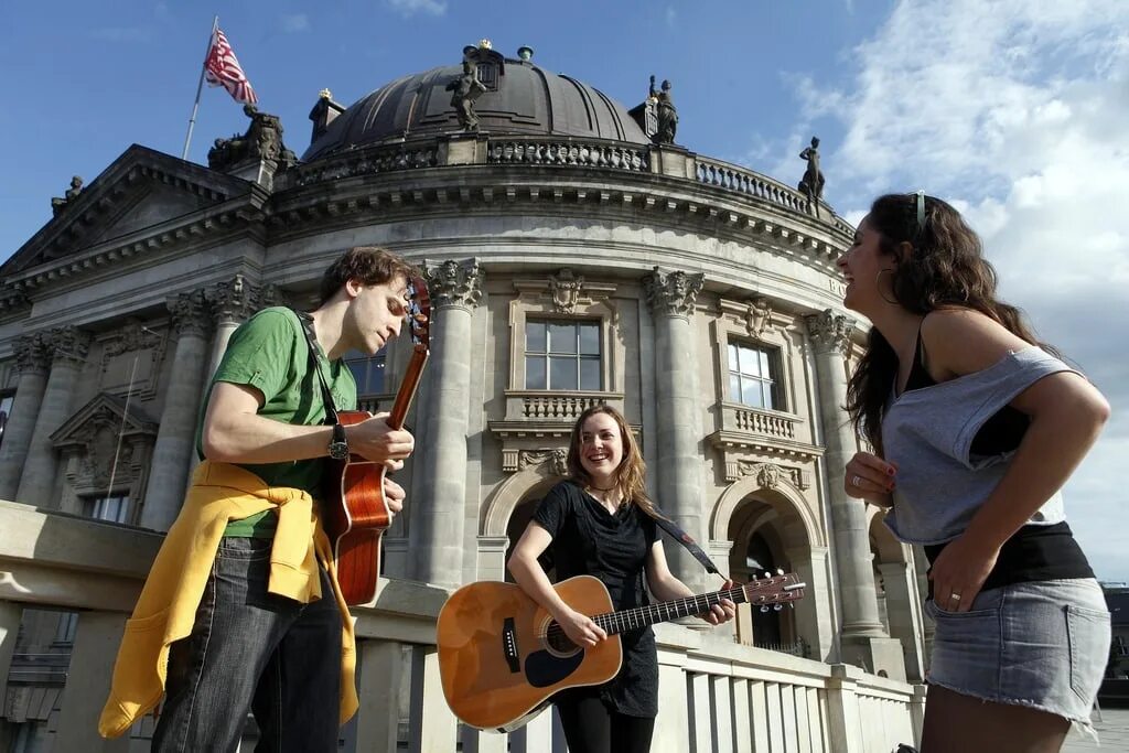 Fête de la musique во Франции. Французские музыканты. Фестиваль в Париже. Досуг молодежи во Франции. Веселые французские песни