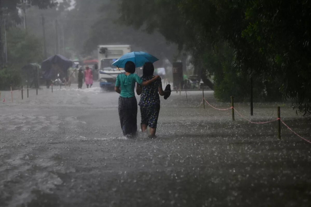 During rain. Муссон это дождь или ветер. Torrential Monsoon. Heavy Rain weather. Red Rain in India 2001.