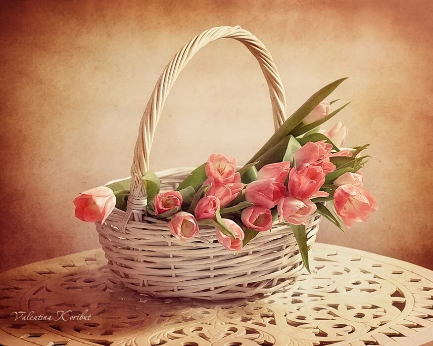 Корзинка цветов. Корзинка с тюльпанами. Корзина с весенними цветами. Красивые корзины с цветами. Корзина счастья 3