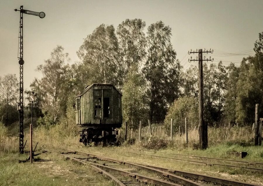 на пустынном полустанке. шалдонский полустанок владикавказ. ельничная. безымянный полустанок. глухой полустанок.