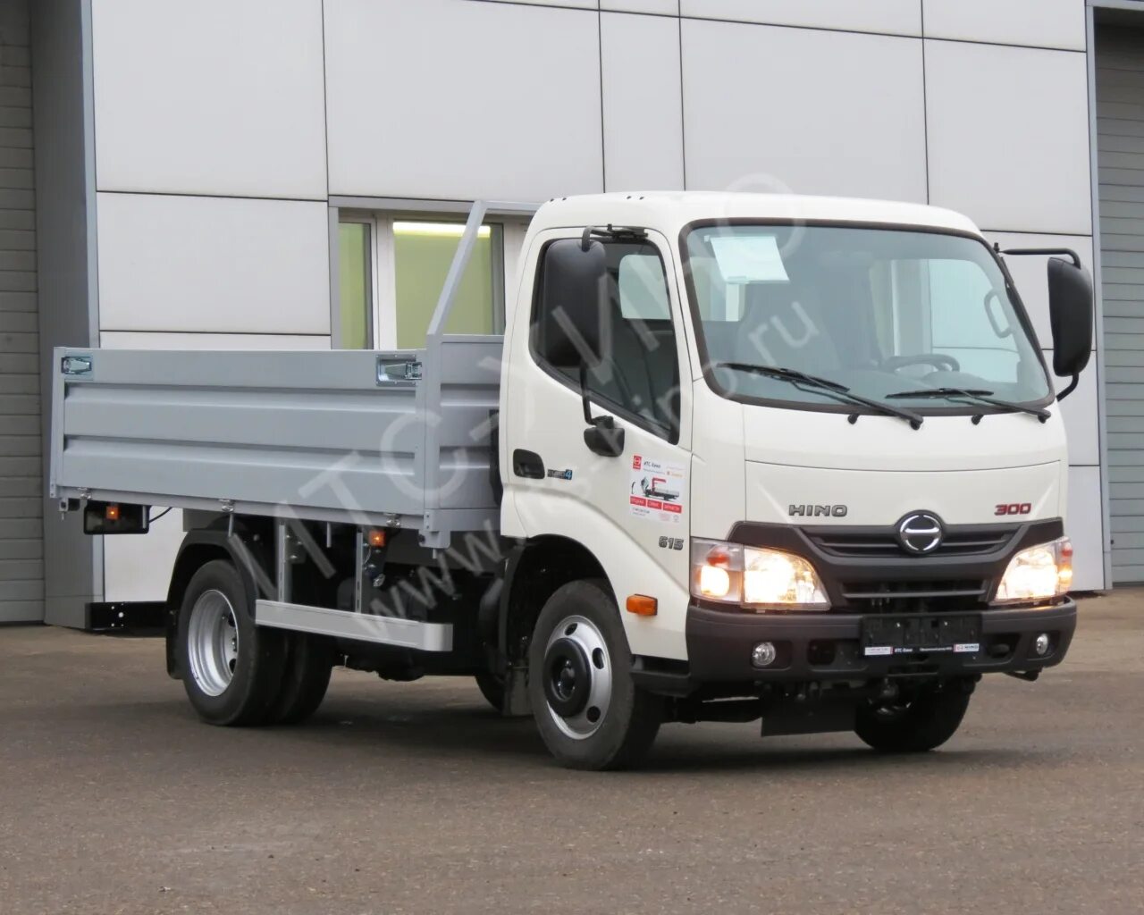 Продажа японских грузовиков. Хино 300. Хино 300 3т. Hino 300 xzu600l. Hino 300 3.5 т.