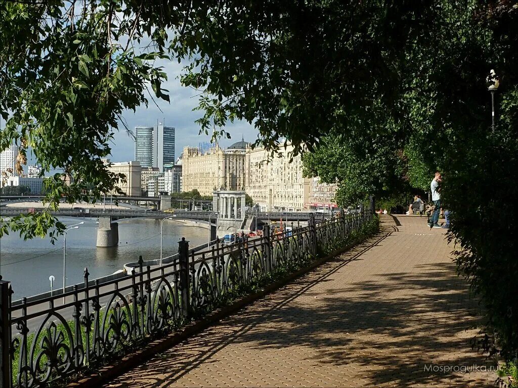 Набережная в москве где. Смотровая площадка на Ростовской набережной. Ростовская набережная Москва река. Ростовская набережная 5 смотровая площадка. Набережная Москвы реки смотровая площадка.