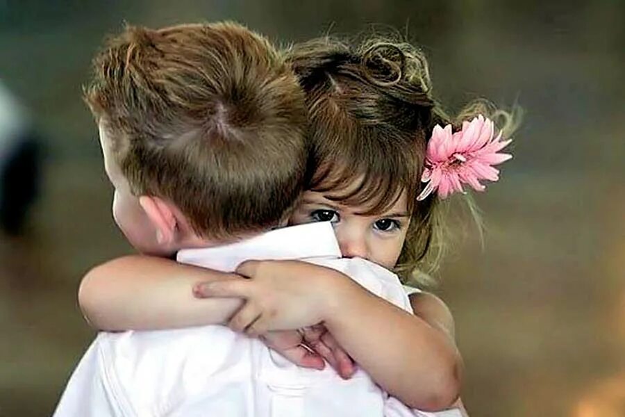 Внимания близких и друзей. Мальчик и девочка обнимаются. Мальчик обнимает девочку. Любовь к ребенку. Мальчик и девочка любовь.
