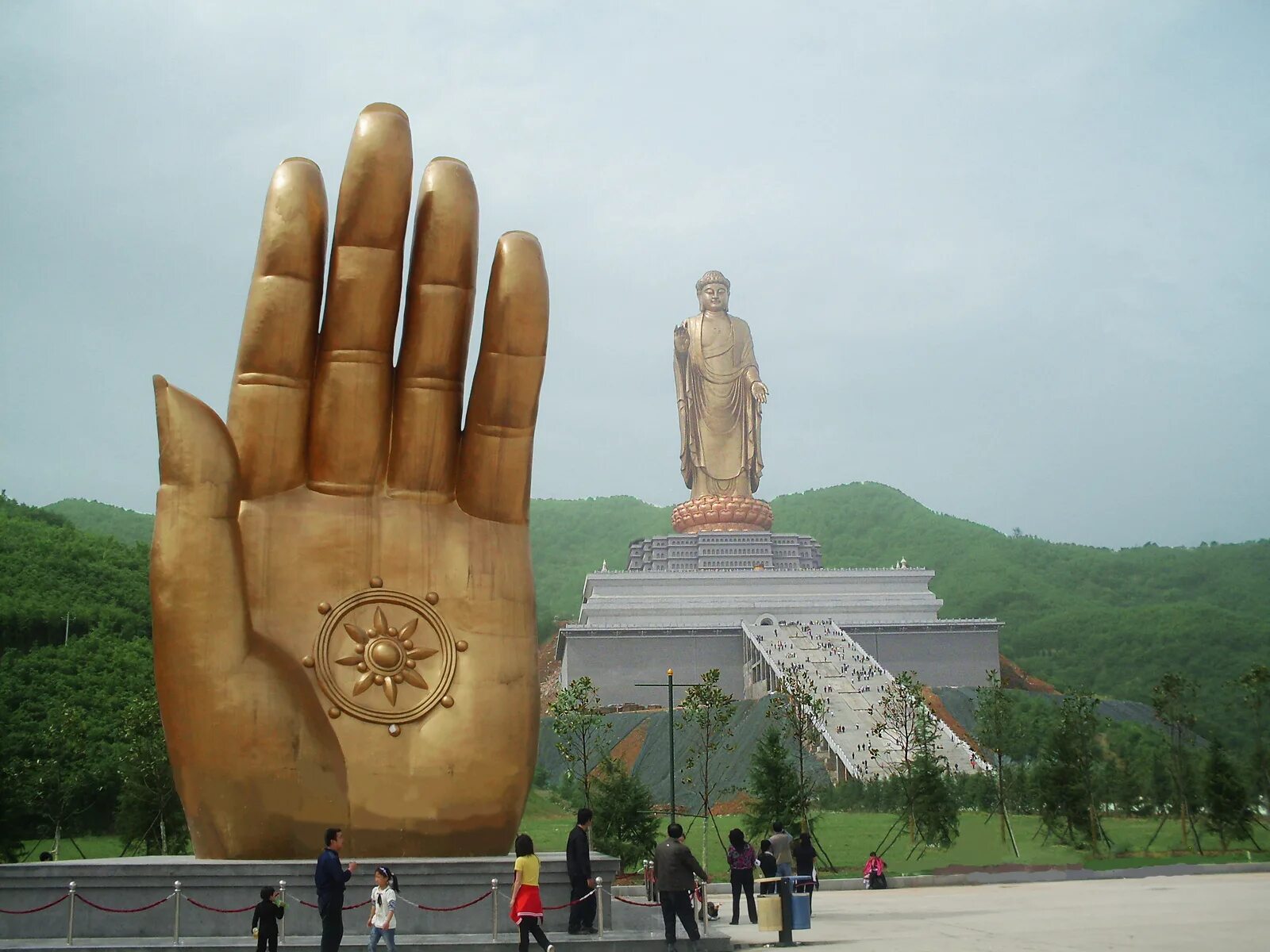 Большие статуи. Статуя Будды весеннего храма в Китае. Будда весеннего храма Китай. Весенний храм Будды, Китай, 153 метра. Будда весеннего храма (Хэнань, Китай).