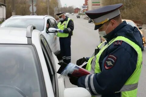 Сотрудники полиции остановили для проверки документов