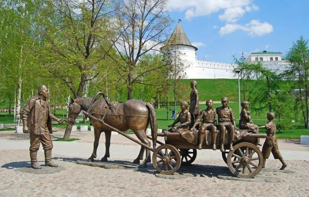 Телеги казань. Памятник Асгату Галимзянову в Казани. Памятник Казанскому благотворителю в Казани. Памятник благотворителю Казань Галимзянов. Асгат Галимзянович Галимзянов памятник.