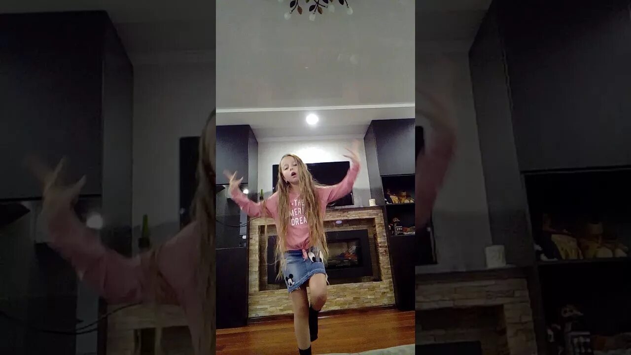 Домашние видео версия. Танцует дома. Девочка танцует дома 12 лет. Я танцую в юбке дома. Я танцую дома.