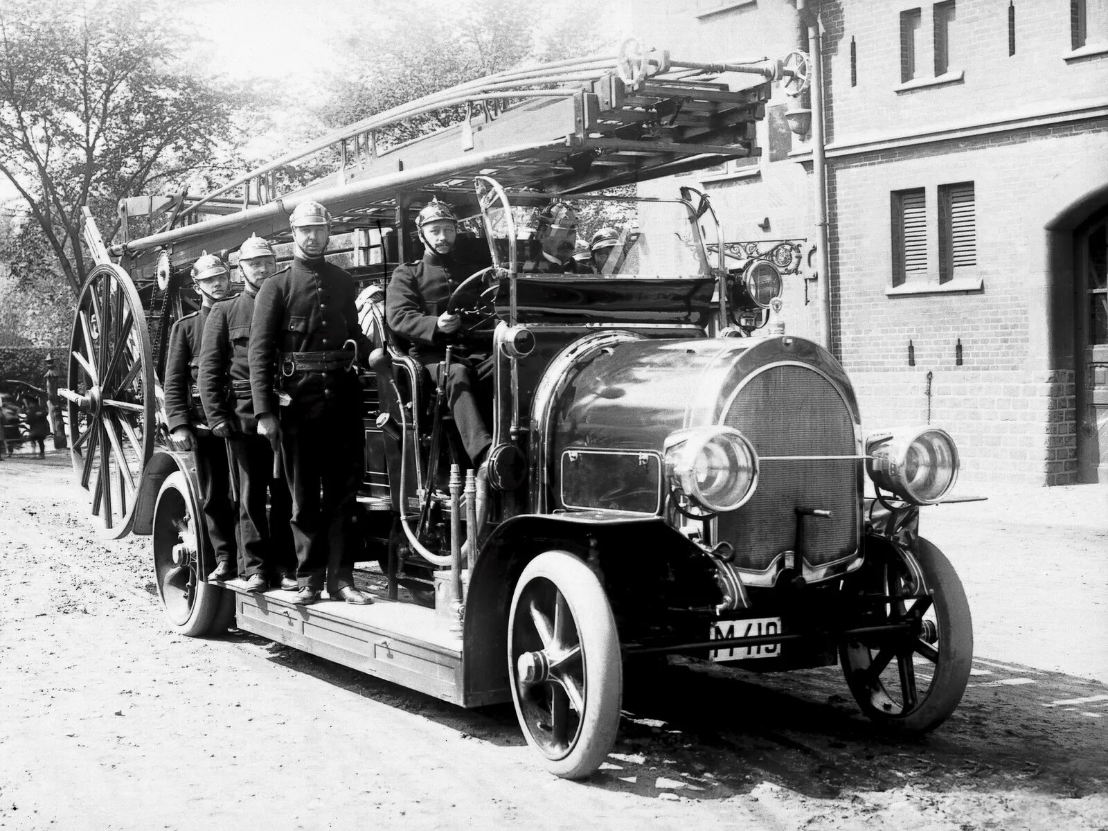 Первая пожарная машина. Scania-Vabis пожарная. Пожарная машина Вандерберг 1901. Scania Vabis 1891. Первая Скания 1891.