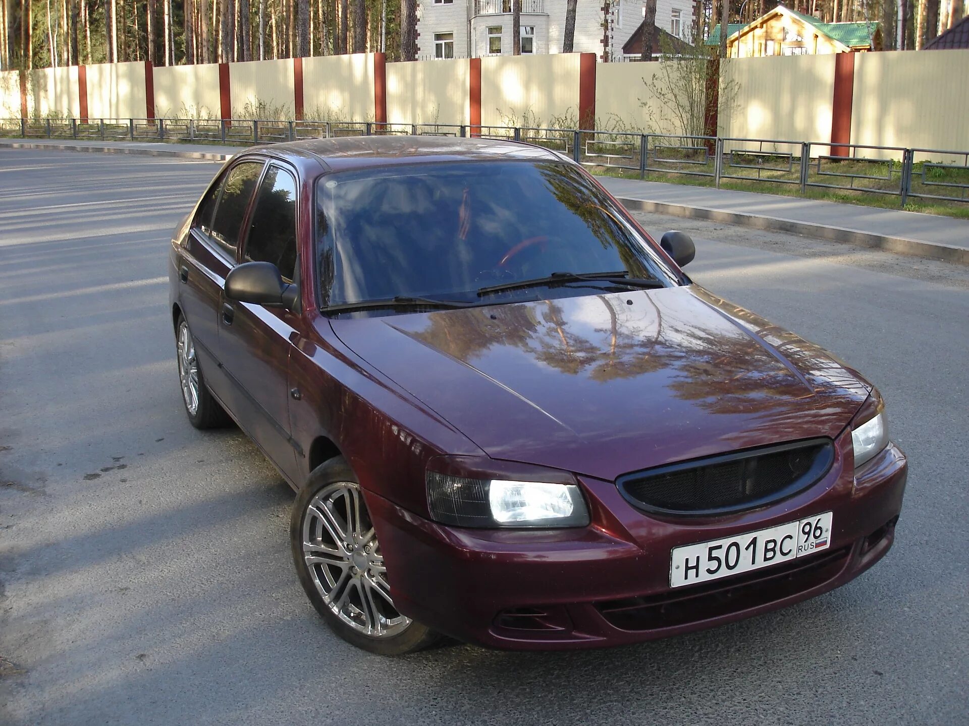 Купить акцент в ростовской. Hyundai Accent вишневый. Hyundai Accent бордовый. Hyundai Accent 2006 вишнёвого цвета. Хендай акцент темно красный.